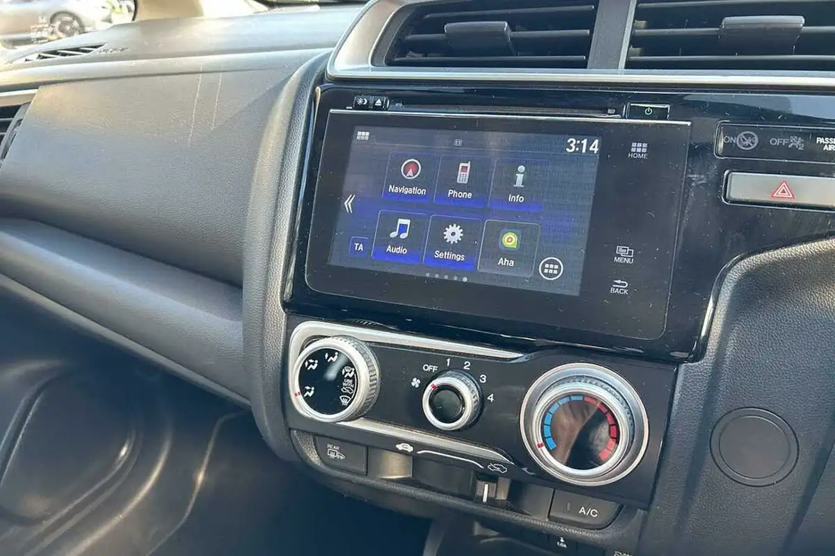 2019-honda-jazz-15-i-vtec-sport-navi-cvt-big-22