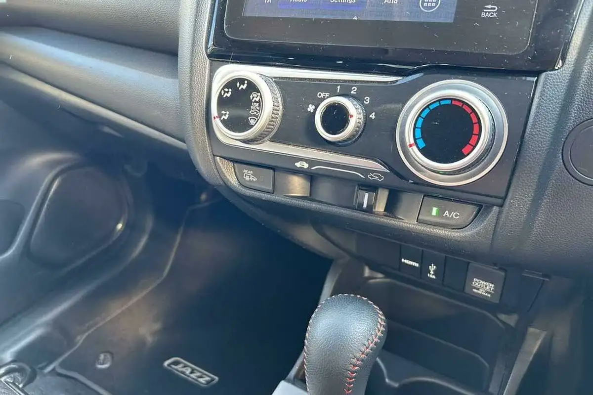 2019-honda-jazz-15-i-vtec-sport-navi-cvt-big-31
