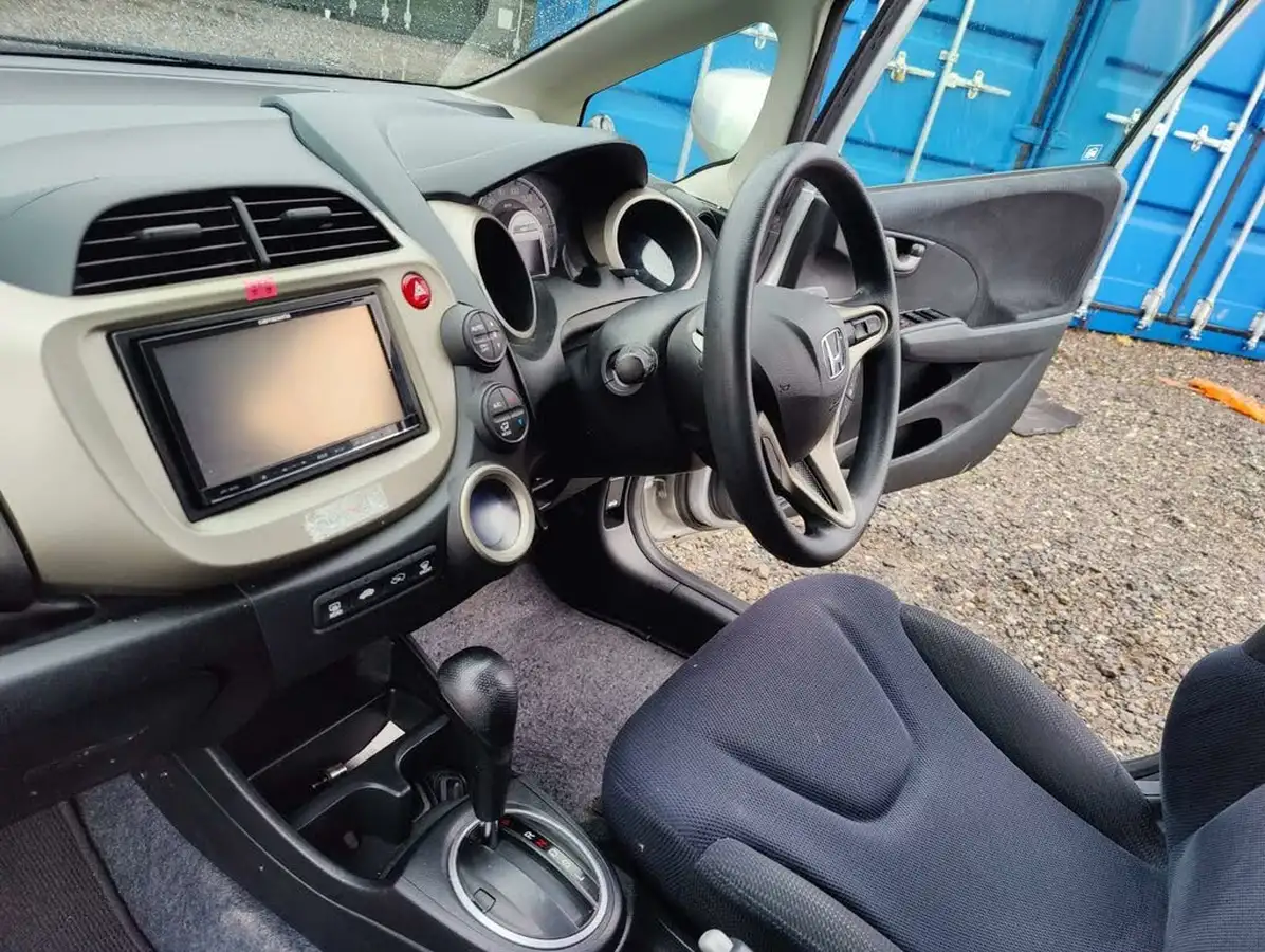 2013-honda-jazz-big-40