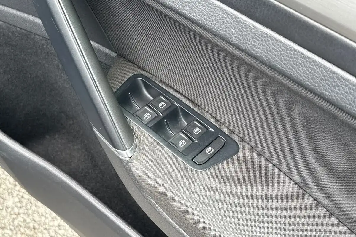 2016-volkswagen-golf-14-match-5d-big-20