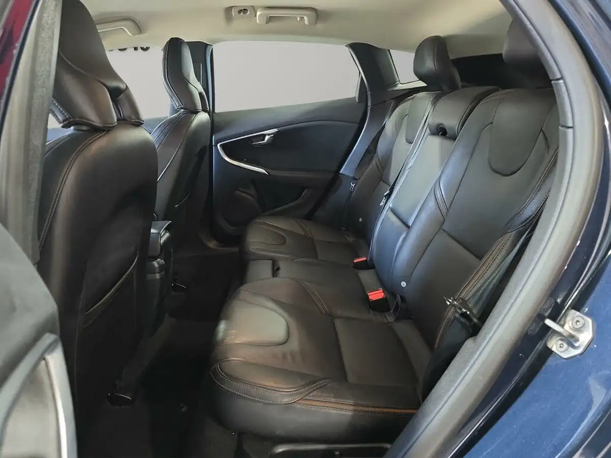 2015-volvo-v40-16td-d2-cross-country-lux-powershift-big-13