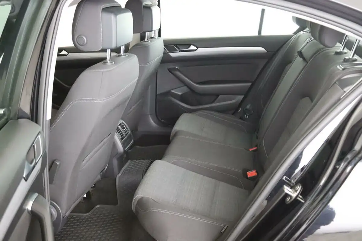 2020-volkswagen-passat-20tdi-se-nav-150ps-saloon-4d-dsg-big-12