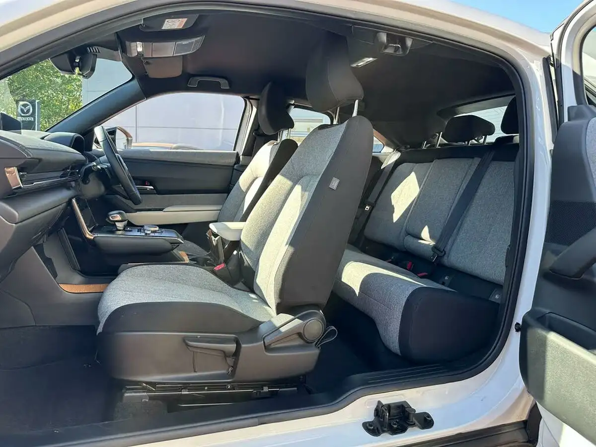 2023-mazda-mx-30-big-26