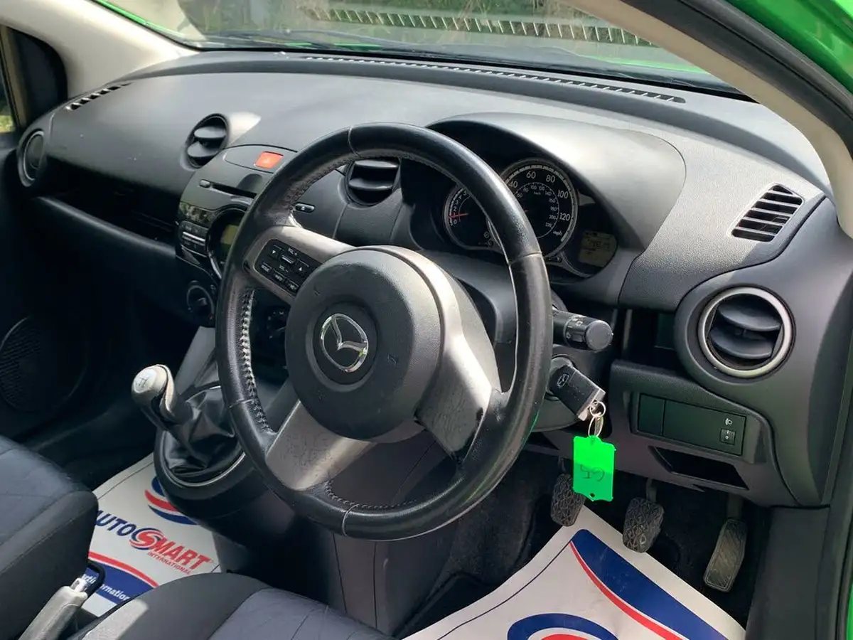 2012-mazda-mazda2-13-tamura-5d-big-37