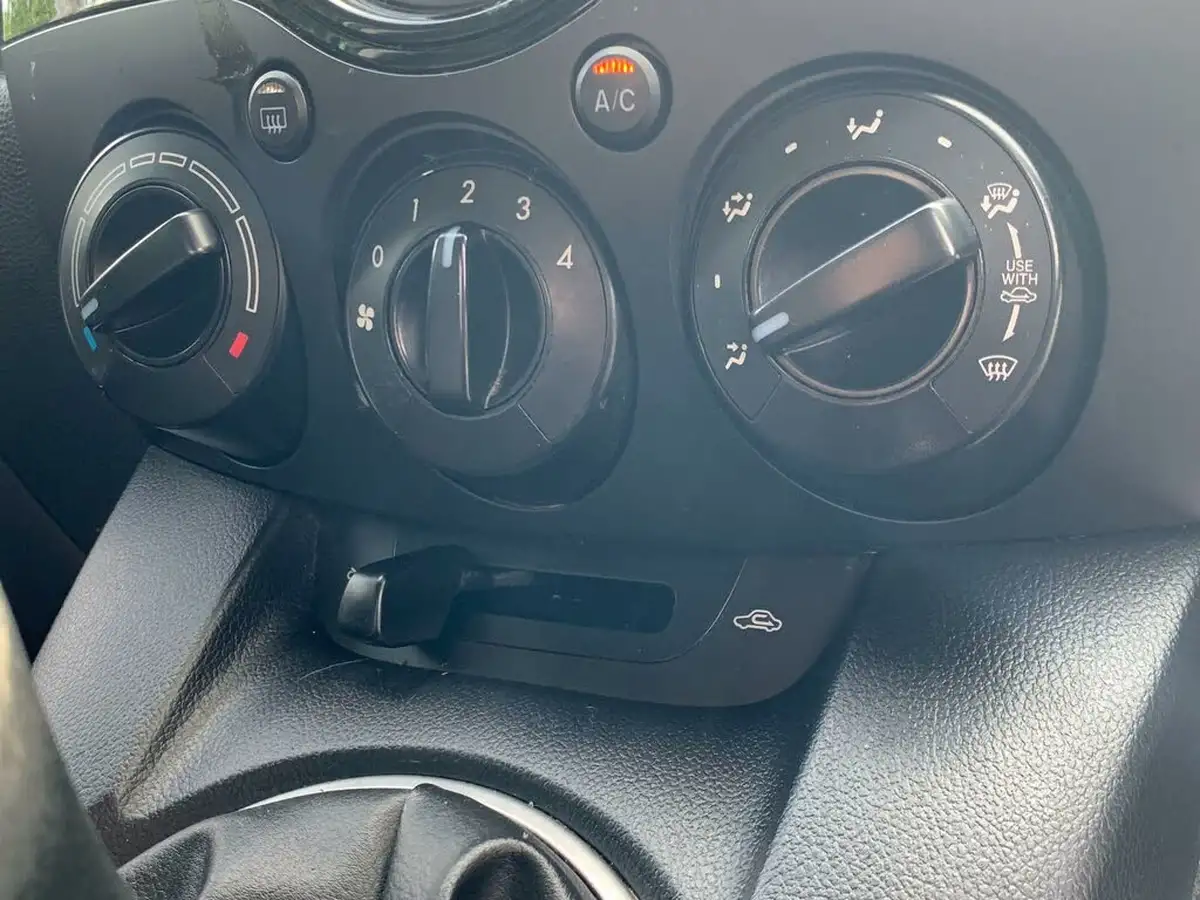 2012-mazda-mazda2-13-tamura-5d-big-9