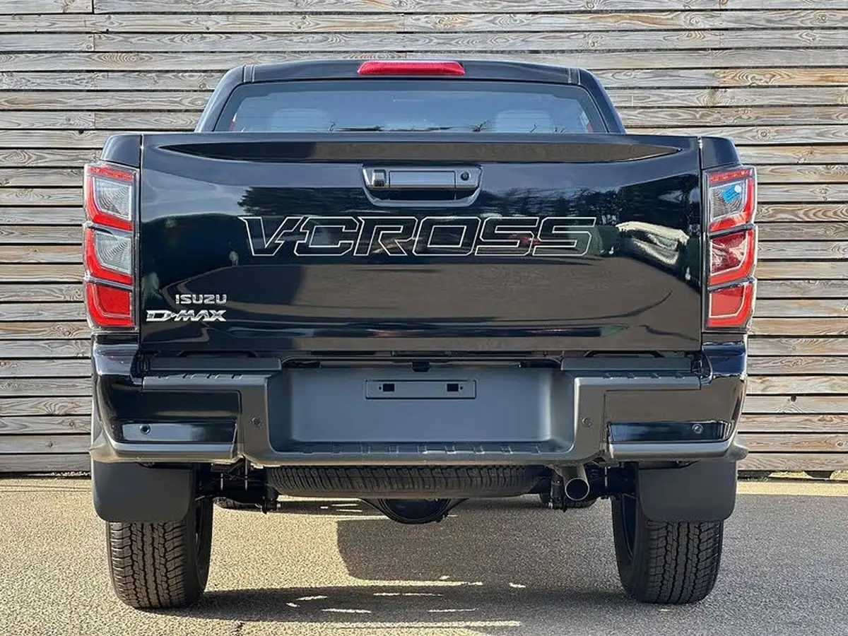 2025-isuzu-d-max-19td-v-cross-big-27