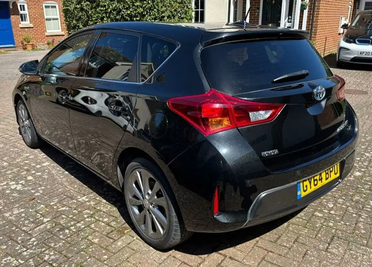 2014-toyota-auris-18-vvt-i-hsd-excel-hatchback-e-cvt-big-2