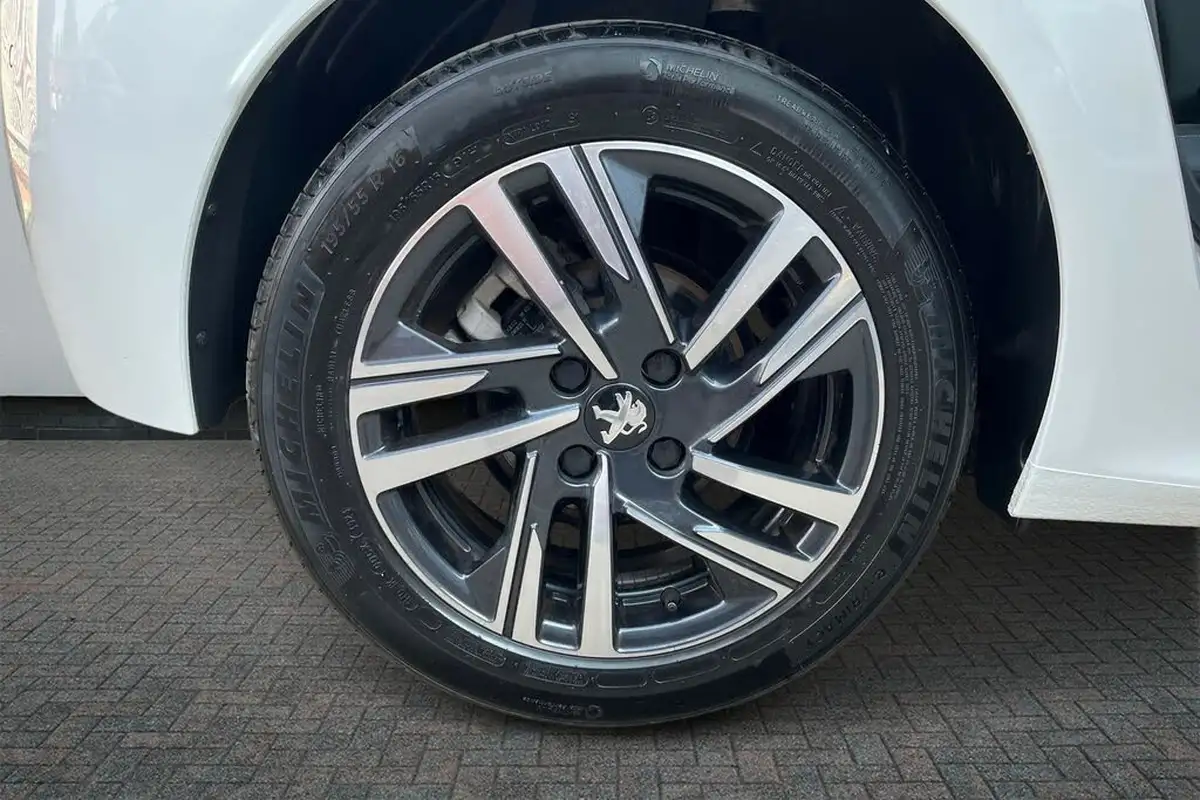 2023-peugeot-208-12-puretech-allure-premium-100ps-big-8