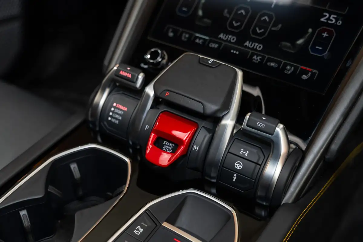 2022-lamborghini-urus-40-no-trim-big-23