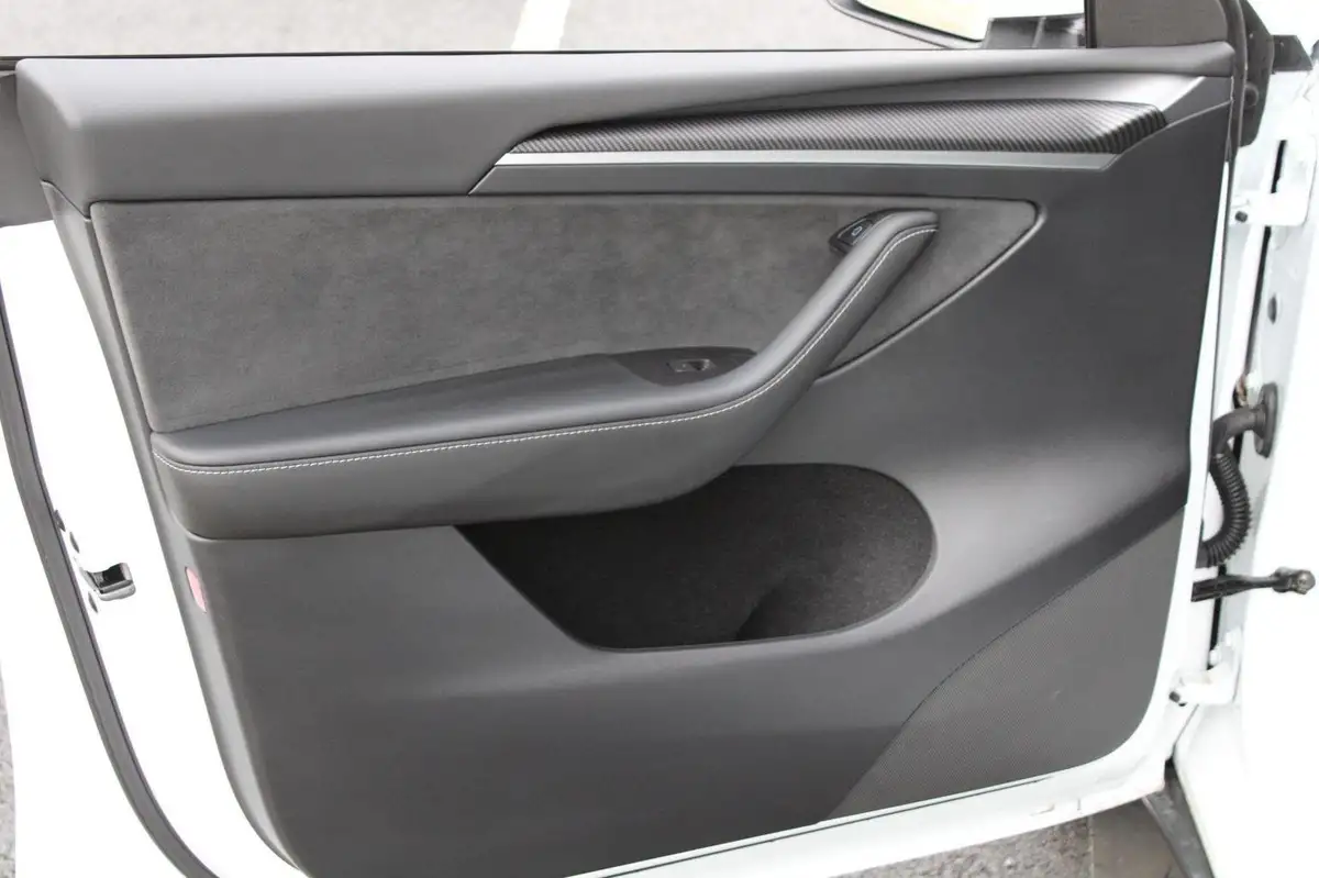 2023-tesla-model-y-e-long-range-big-25
