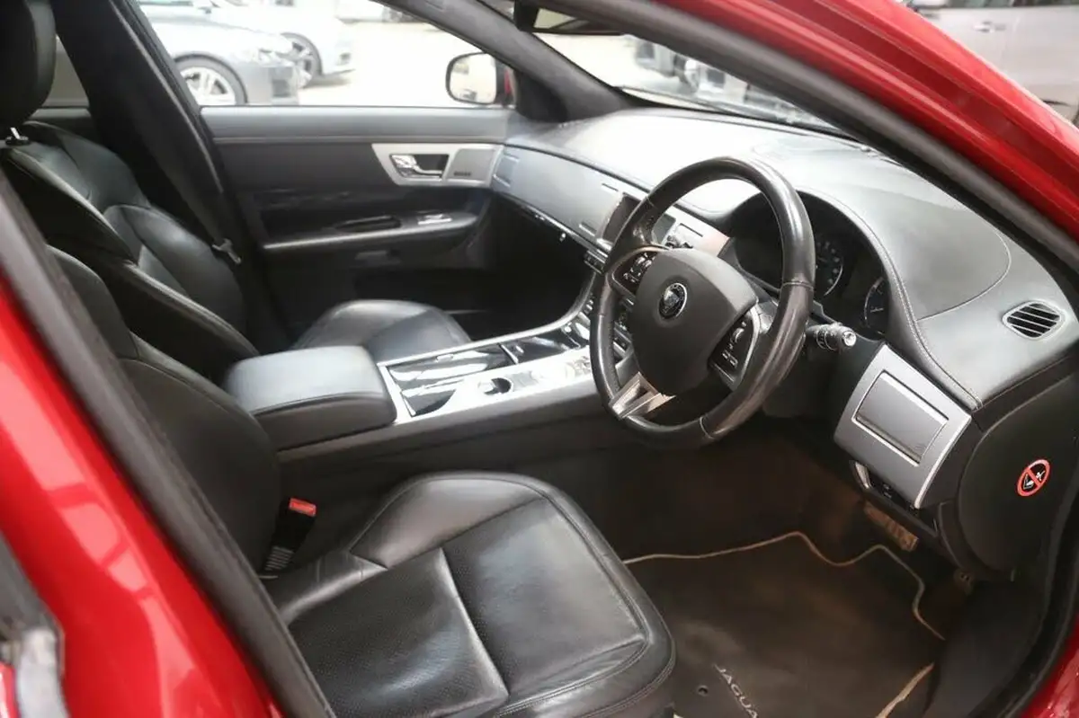 2014-jaguar-xf-30td-s-portfolio-v6-sportbrake-5d-big-21