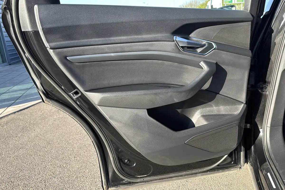 2021-audi-e-tron-55e-technik-station-wagon-big-33