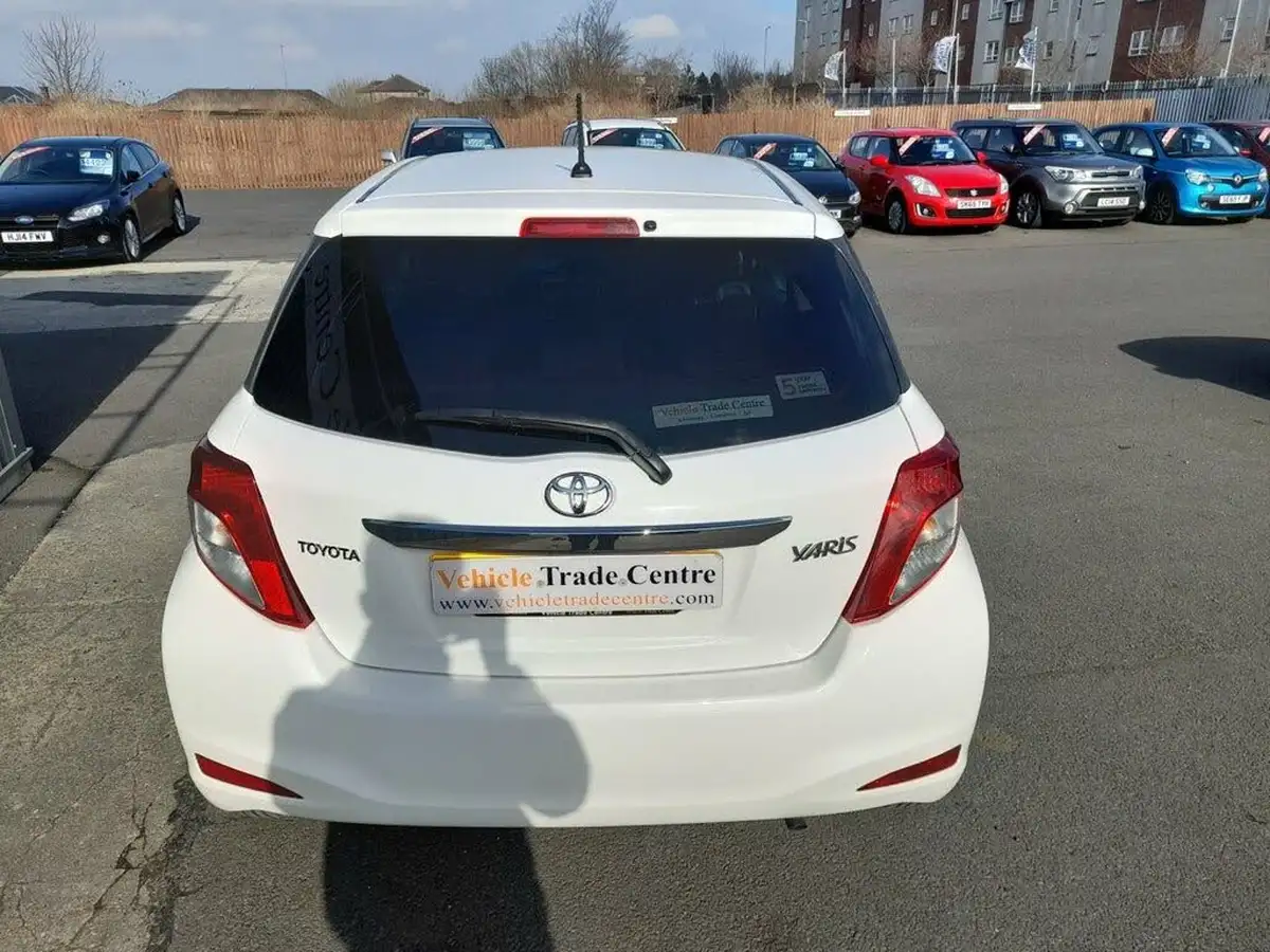 2013-toyota-yaris-10-edition-3d-big-4