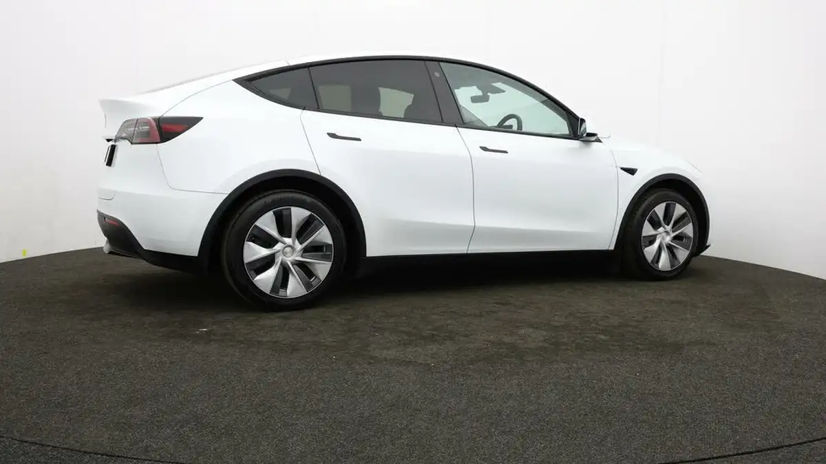 2023-tesla-model-y-e-rwd-big-36