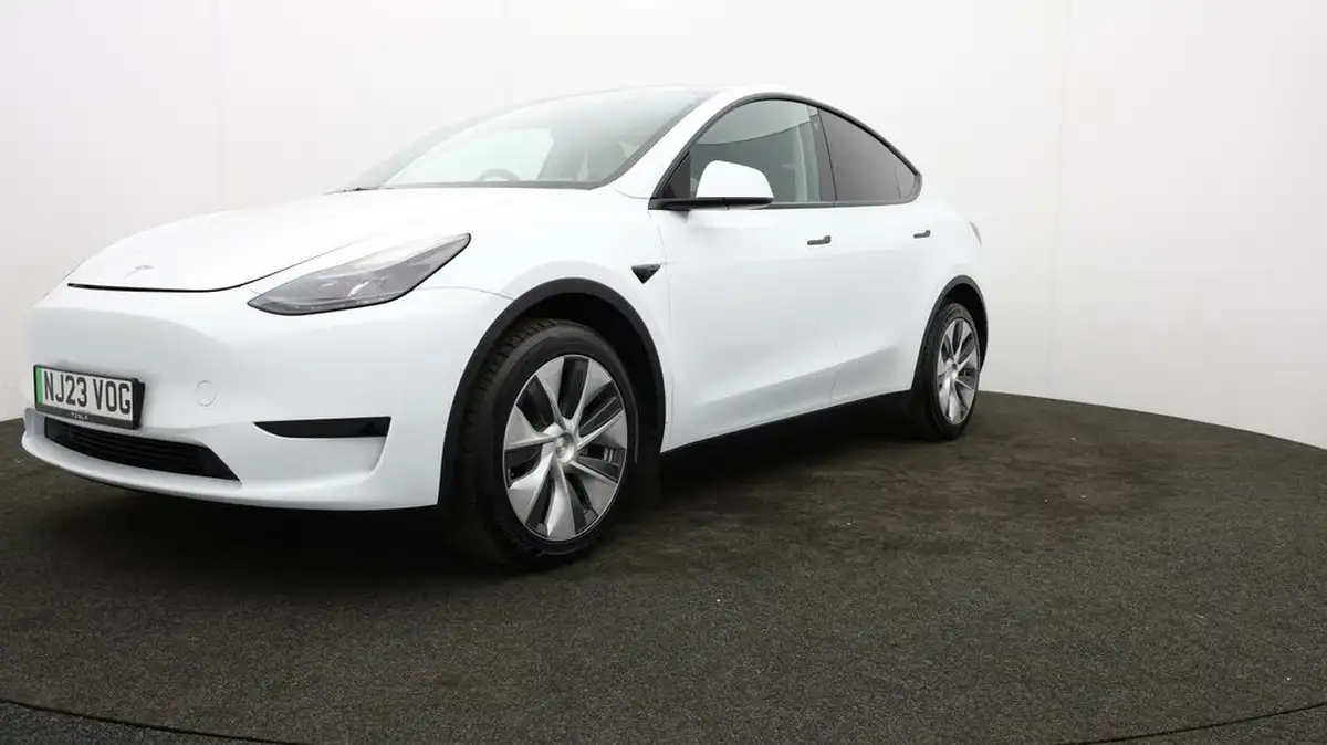 2023-tesla-model-y-e-rwd-big-60