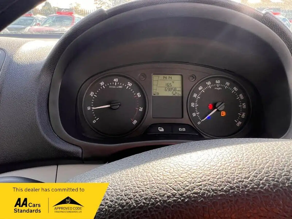 2013-skoda-roomster-12-s-1198cc-big-9