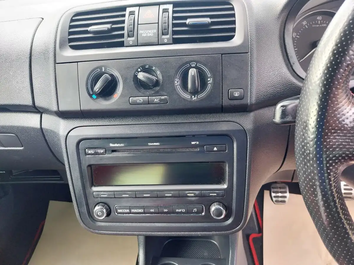 2012-skoda-fabia-12-monte-carlo-12v-70bhp-1198cc-big-12