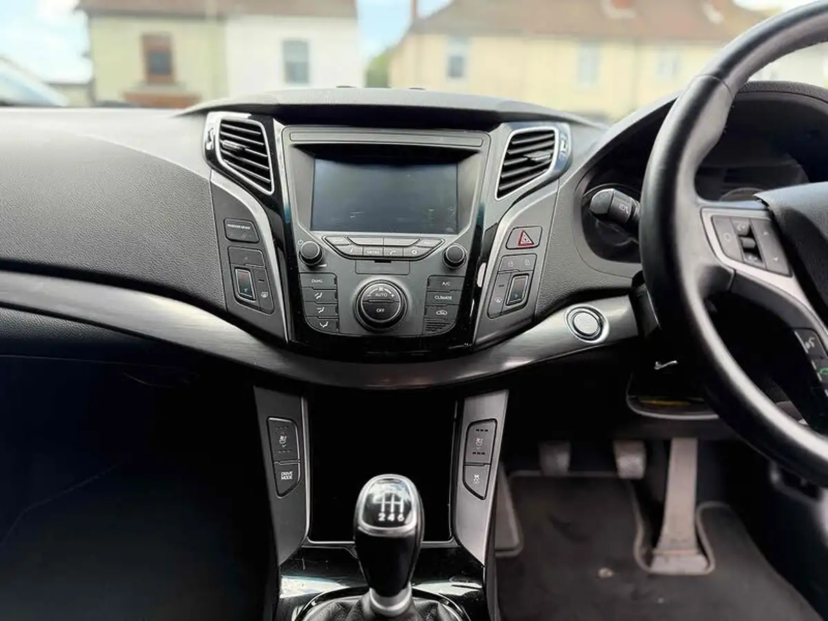 2017-hyundai-i40-17crdi-se-nav-business-141ps-tourer-5d-big-15