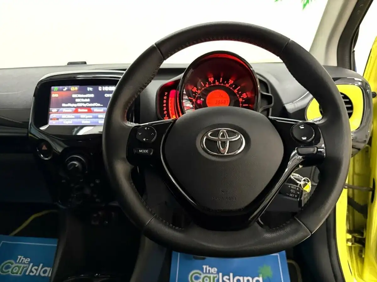 2016-toyota-aygo-10-vvt-i-x-cite-3-bi-tone-yellow-3d-big-18