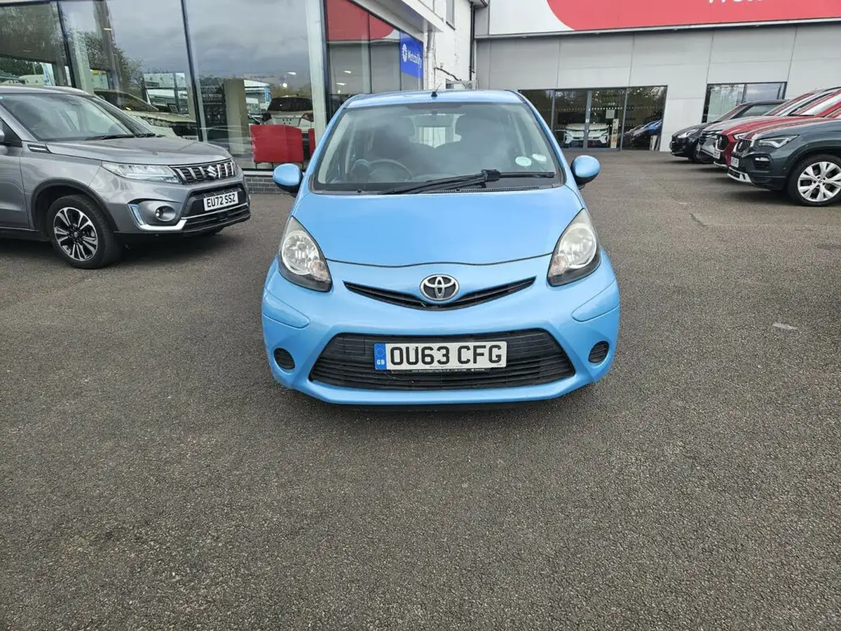 2013-toyota-aygo-10-move-5d-big-1
