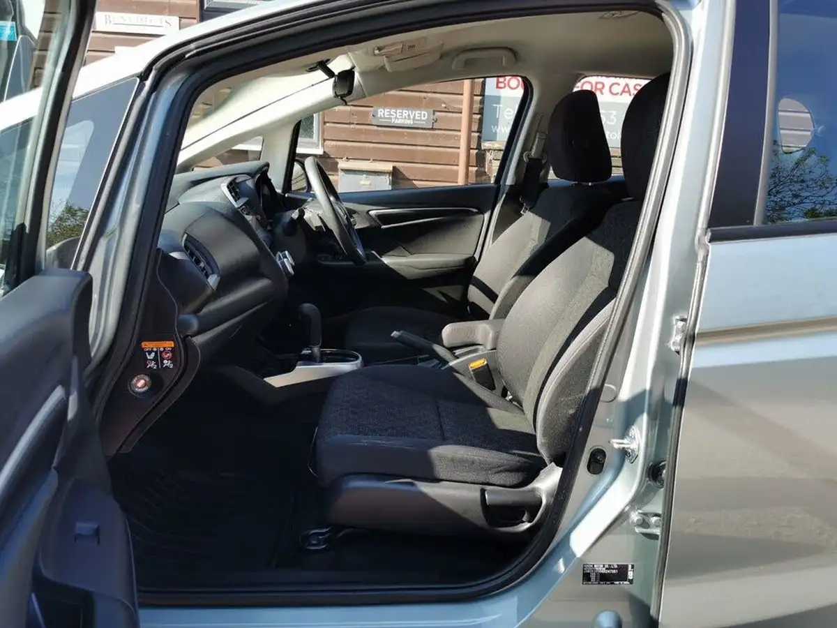 2016-honda-jazz-13-i-vtec-se-cvt-big-16