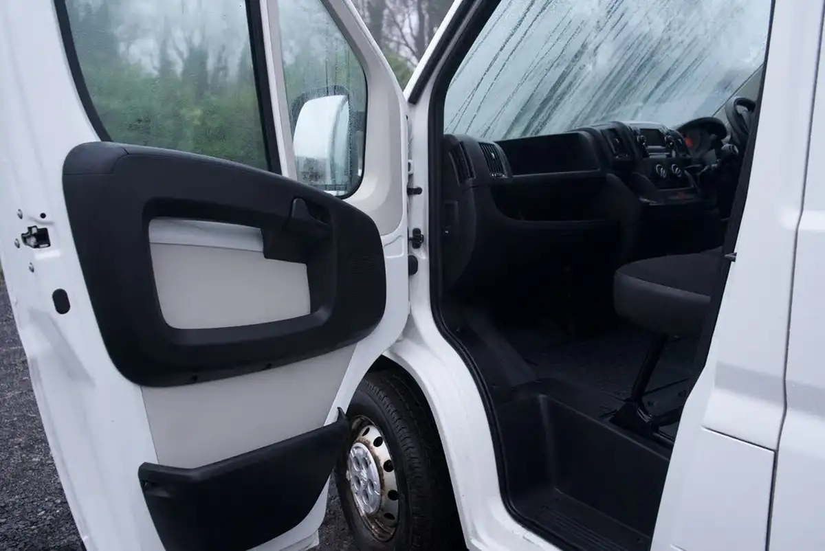 2019-peugeot-boxer-22-bluehdi-professional-335-l3-h2-panel-big-24