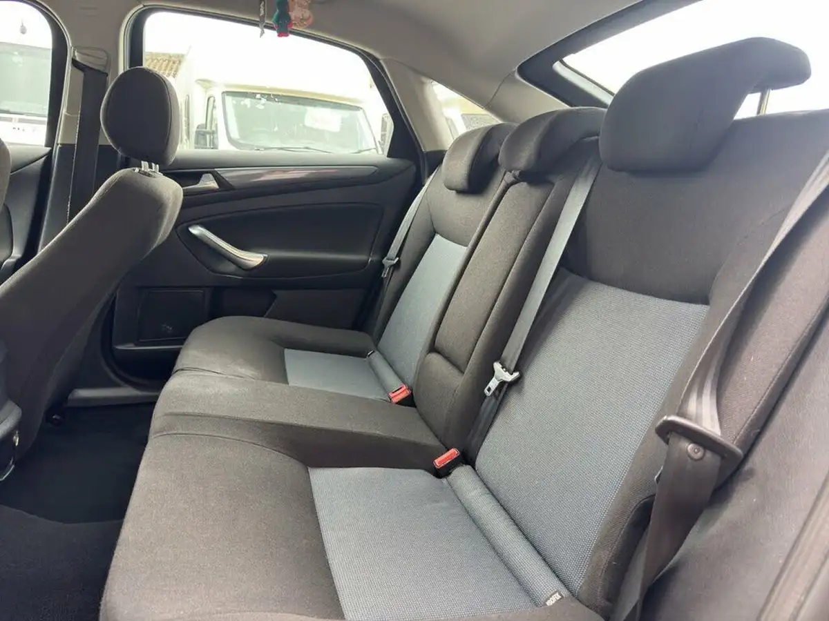 2012-ford-mondeo-20tdci-edge-140-hatchback-big-13
