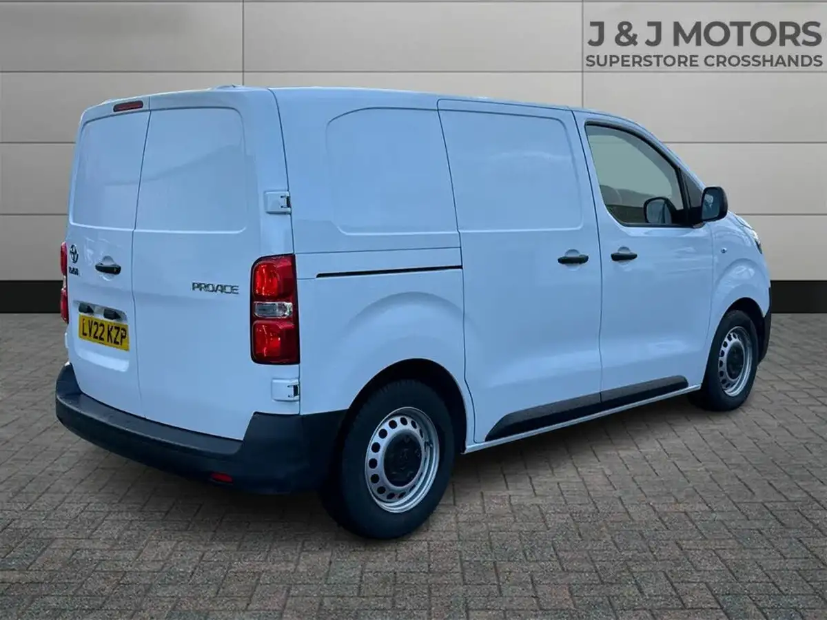2022-toyota-proace-15d-active-medium-100hpeu6d-panel-big-7
