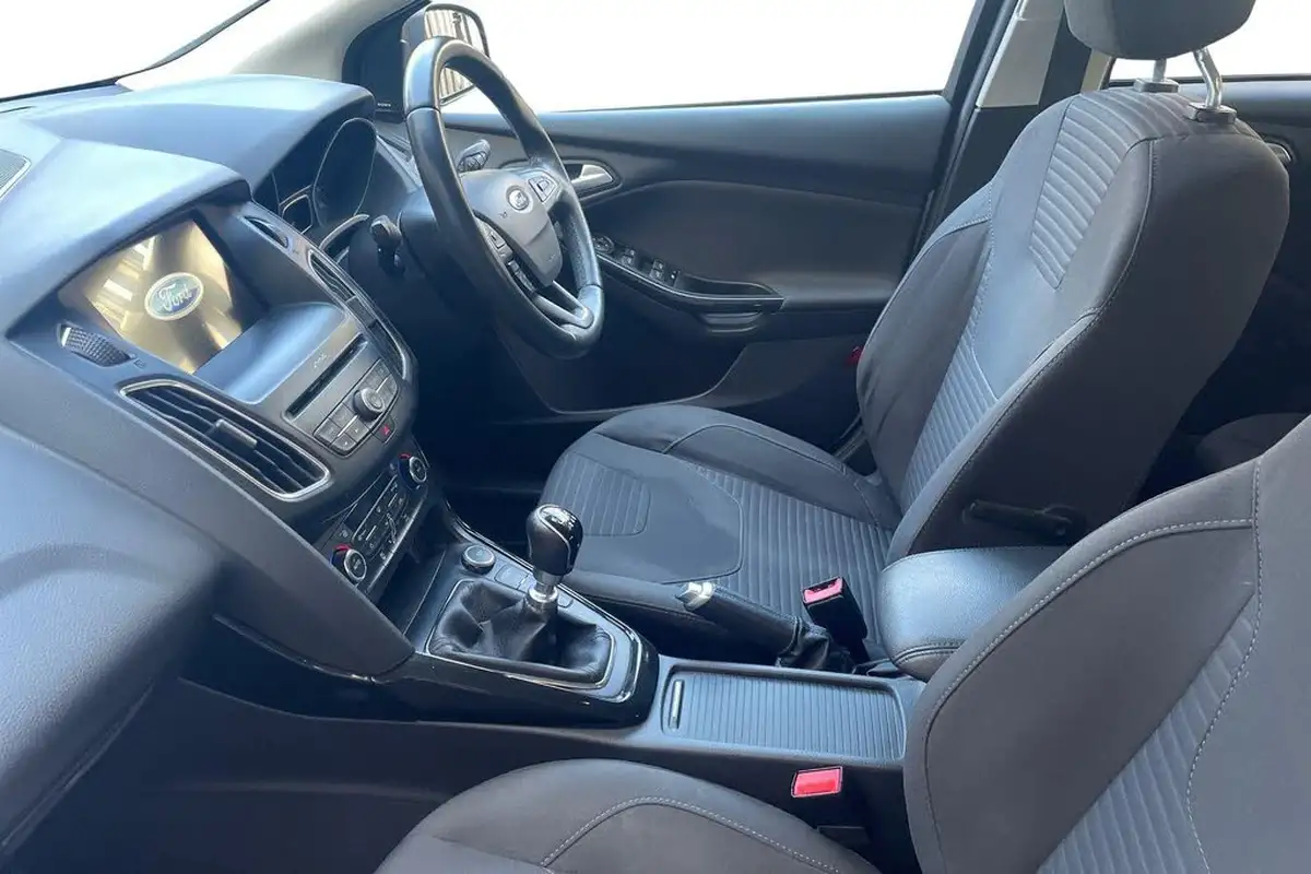 2017-ford-focus-15t-titanium-hatchback-big-6