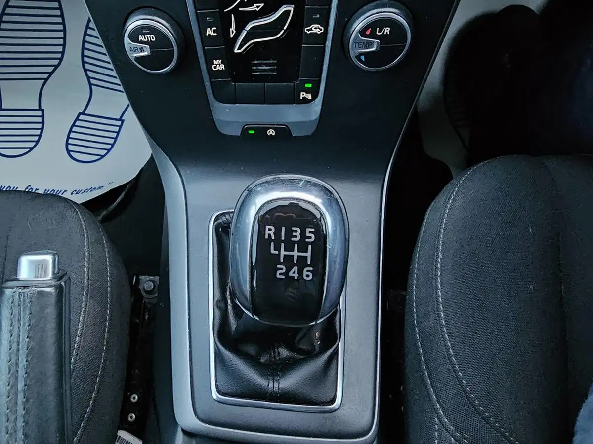 2015-volvo-v40-16td-d2-es-big-39