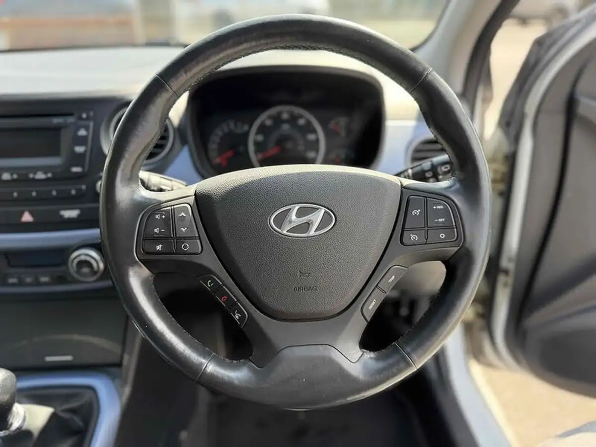 2016-hyundai-i10-12-premium-se-big-17
