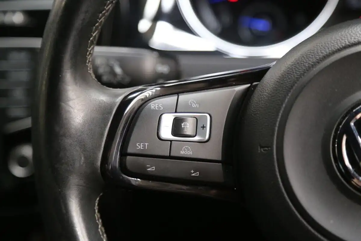 2015-volkswagen-golf-20-tsi-r-hatchback-5d-big-31