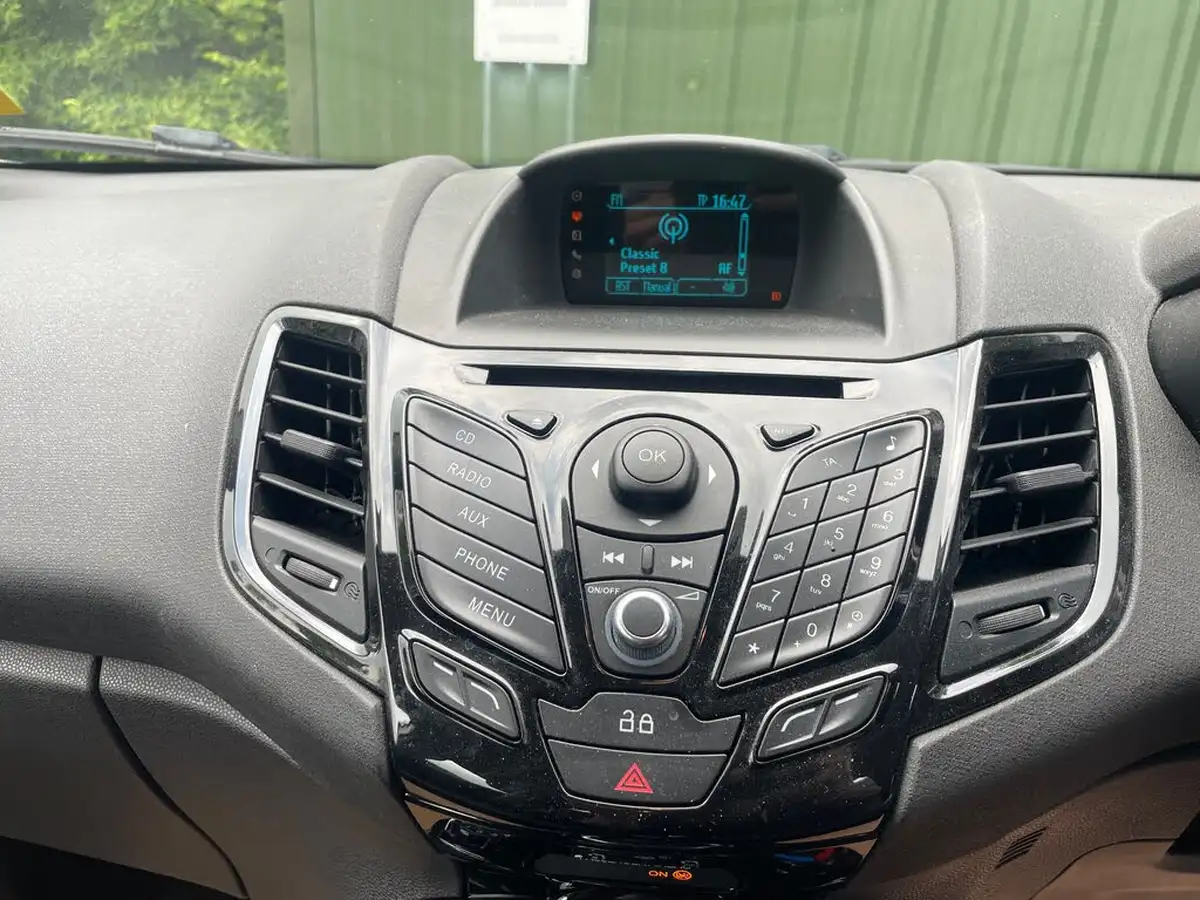 2013-ford-fiesta-10-zetec-100ps-ecoboost-ss-5d-big-13