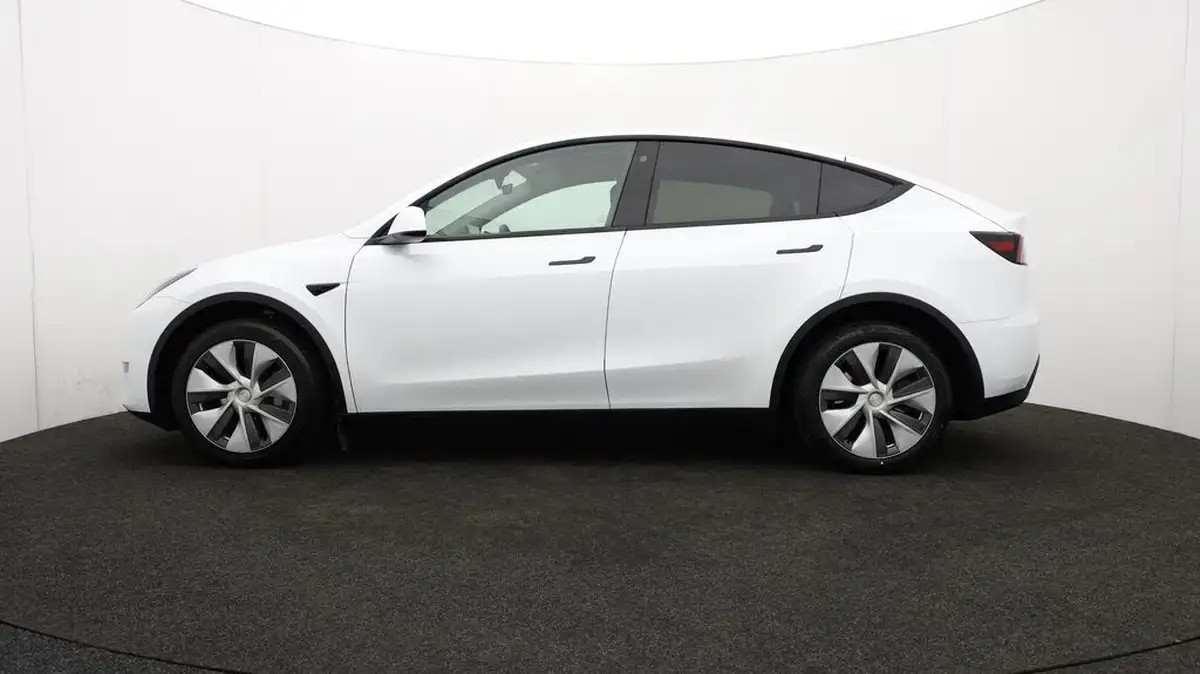 2024-tesla-model-y-e-long-range-306bhp-awd-big-64