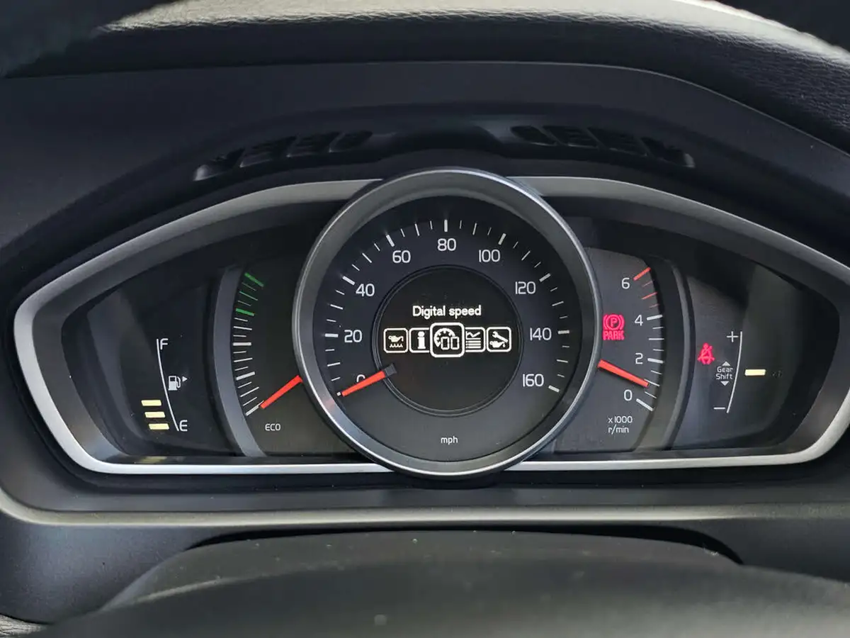2016-volvo-v40-20td-d3-se-lux-big-21
