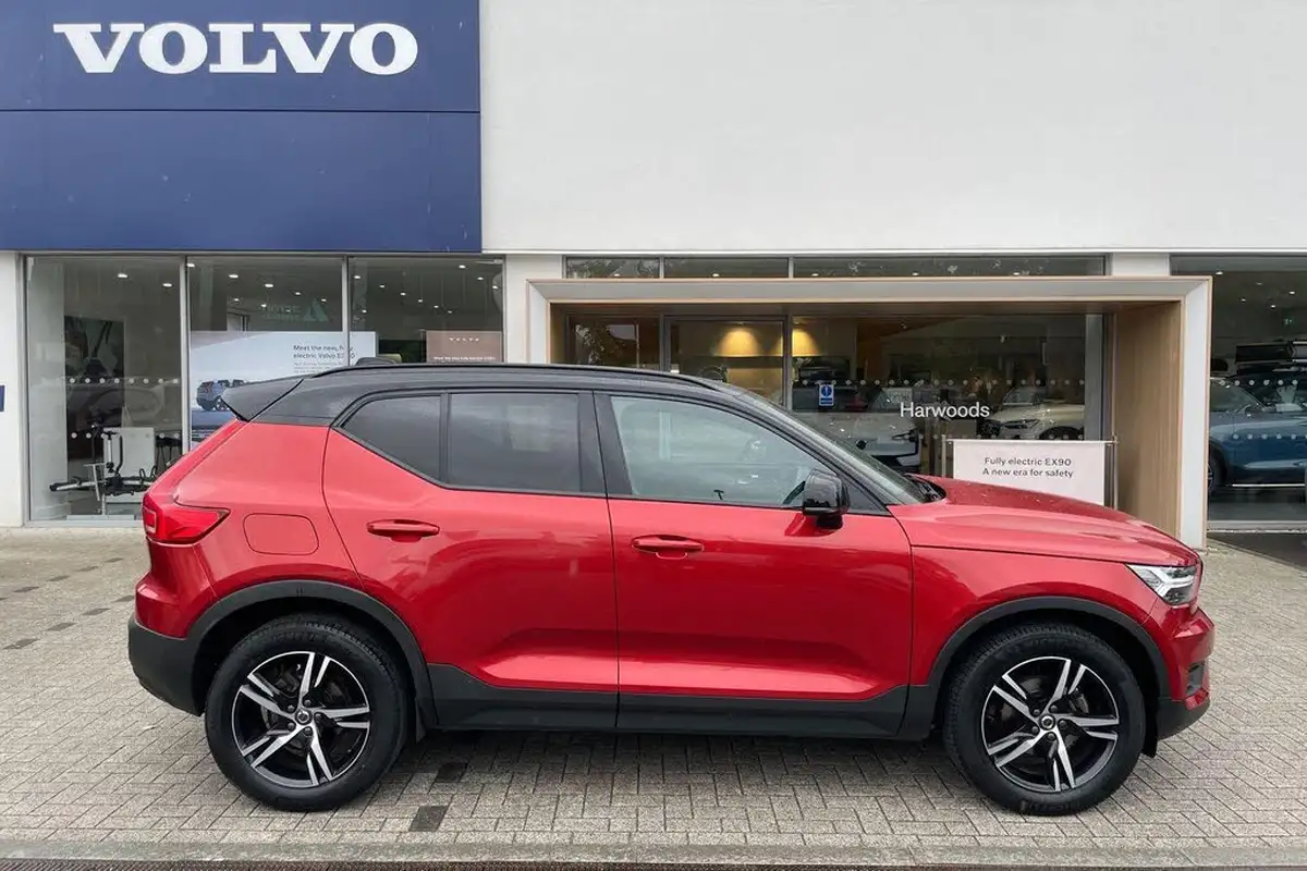 2021-volvo-xc40-15-t3-r-design-161bhp-big-1