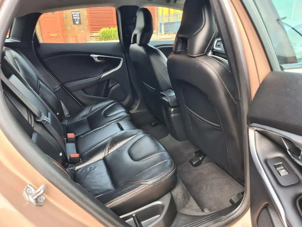 2013-volvo-v40-16td-d2-cross-country-lux-powershift-big-36