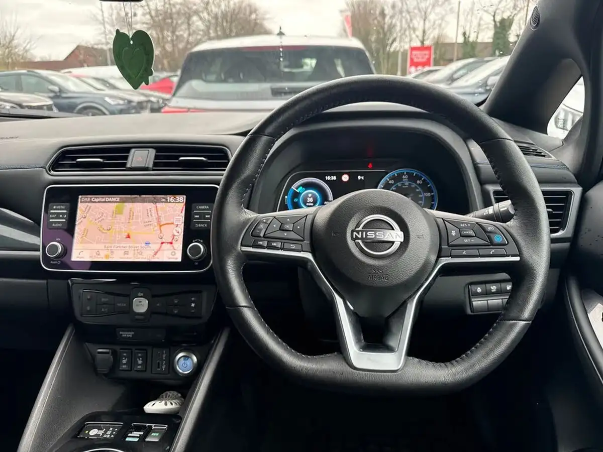 2024-nissan-leaf-e-tekna-39kwh-big-16