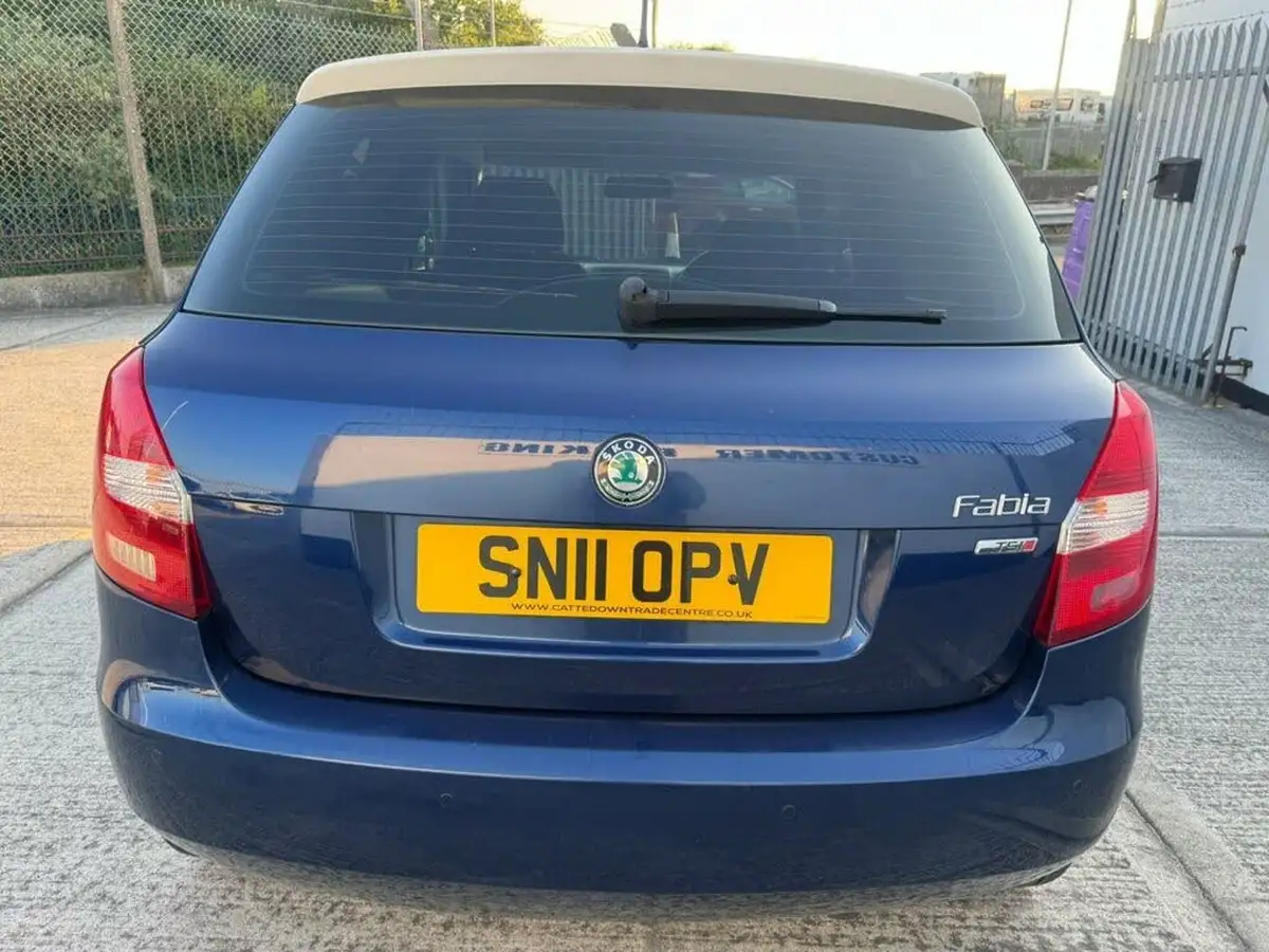 2011-skoda-fabia-12-elegance-tsi-105bhp-hatchback-1197cc-big-4