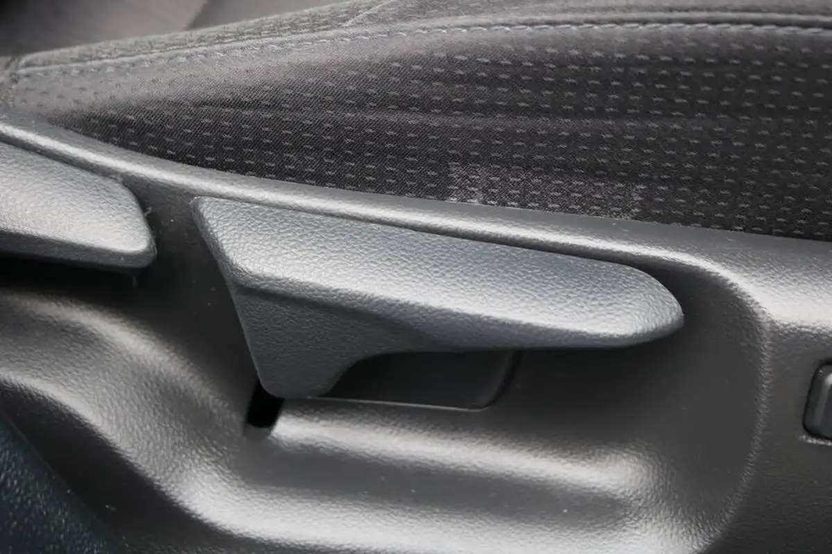 2018-toyota-prius-18-vvt-i-active-ss-big-28