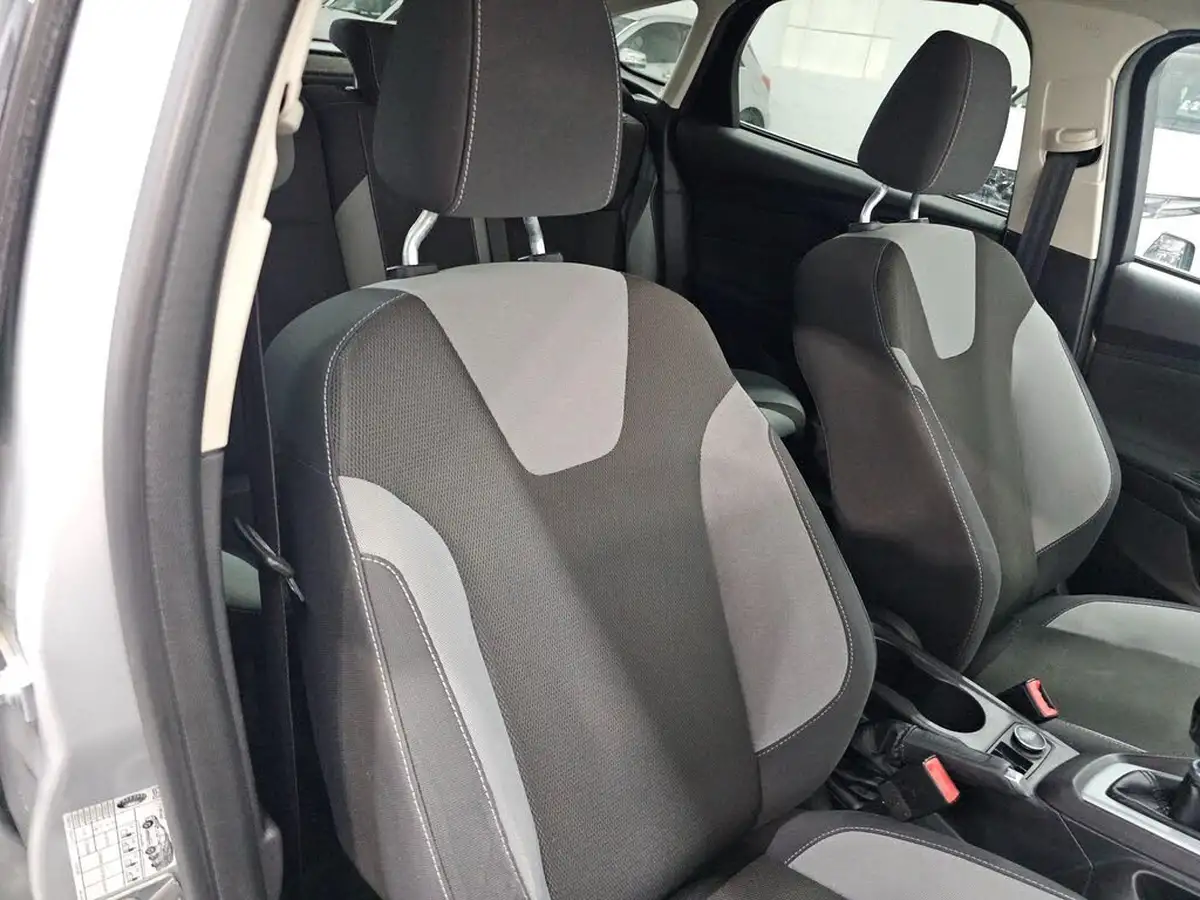 2012-ford-focus-10-zetec-125ps-hatchback-big-12