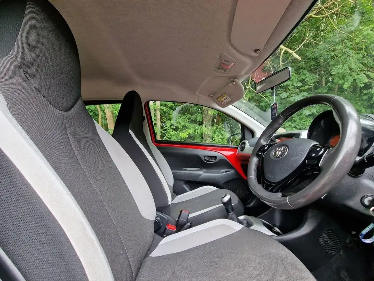 2015-toyota-aygo-10-vvt-i-x-play-5d-big-34