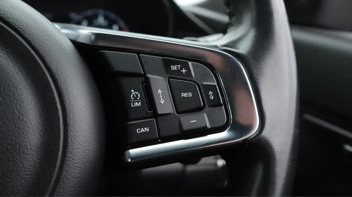 2018-jaguar-e-pace-20-i4d-r-dynamic-se-180ps-ss-big-25