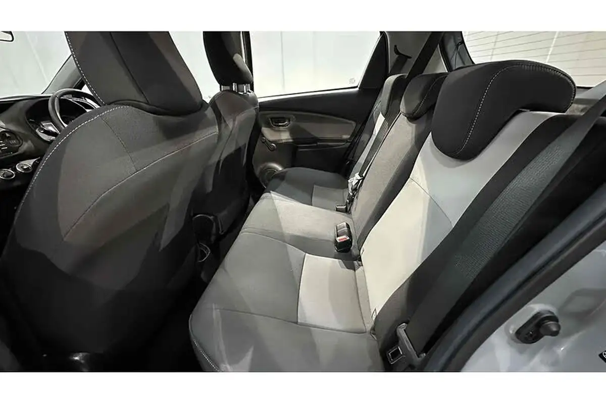 2018-toyota-yaris-15-vvt-i-icon-tech-111bhp-1496cc-cvt-big-17
