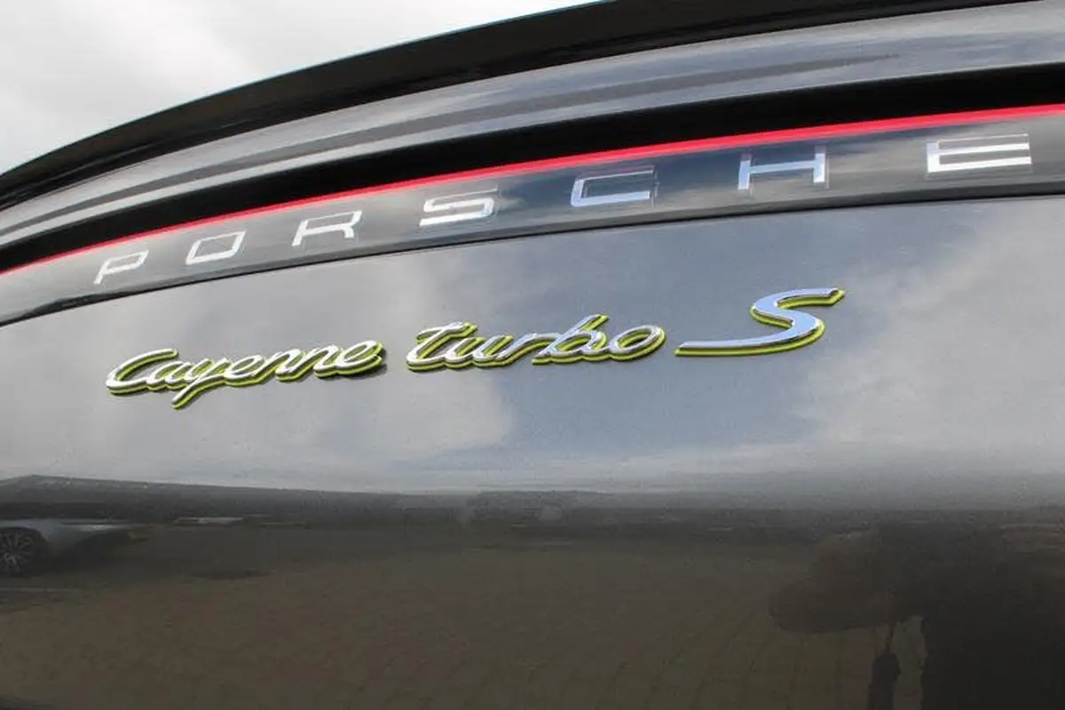 2022-porsche-cayenne-40-v8-turbo-s-e-hybrid-coupe-big-49