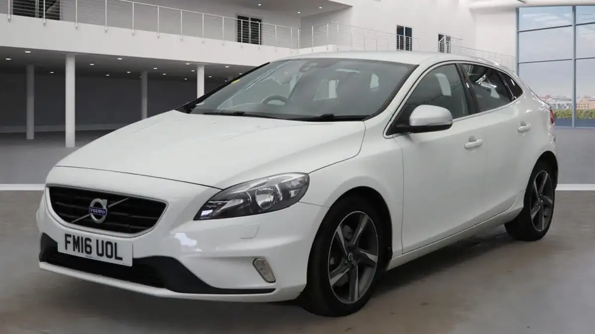 2016-volvo-v40-20td-d3-r-design-nav-big-2