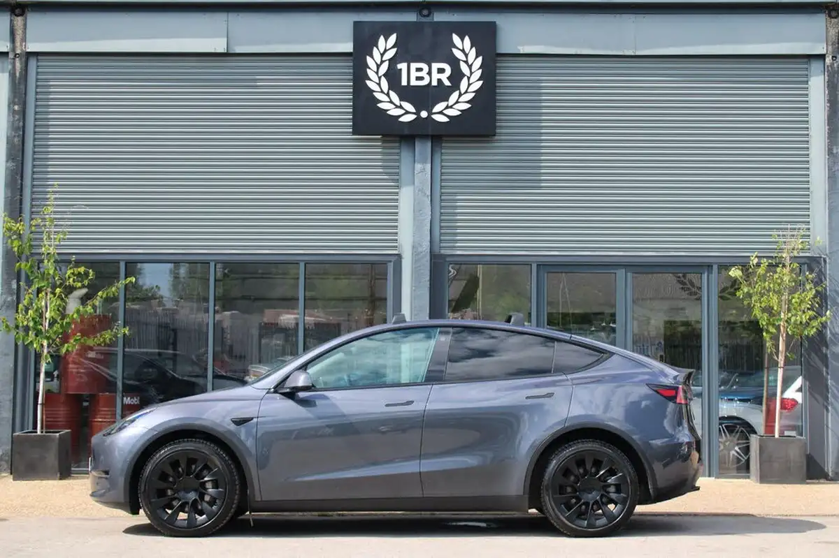 2022-tesla-model-y-e-long-range-big-5