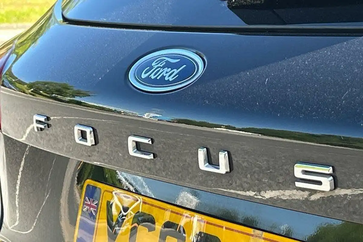 2018-ford-focus-10t-st-line-x-125ps-hatchback-big-38