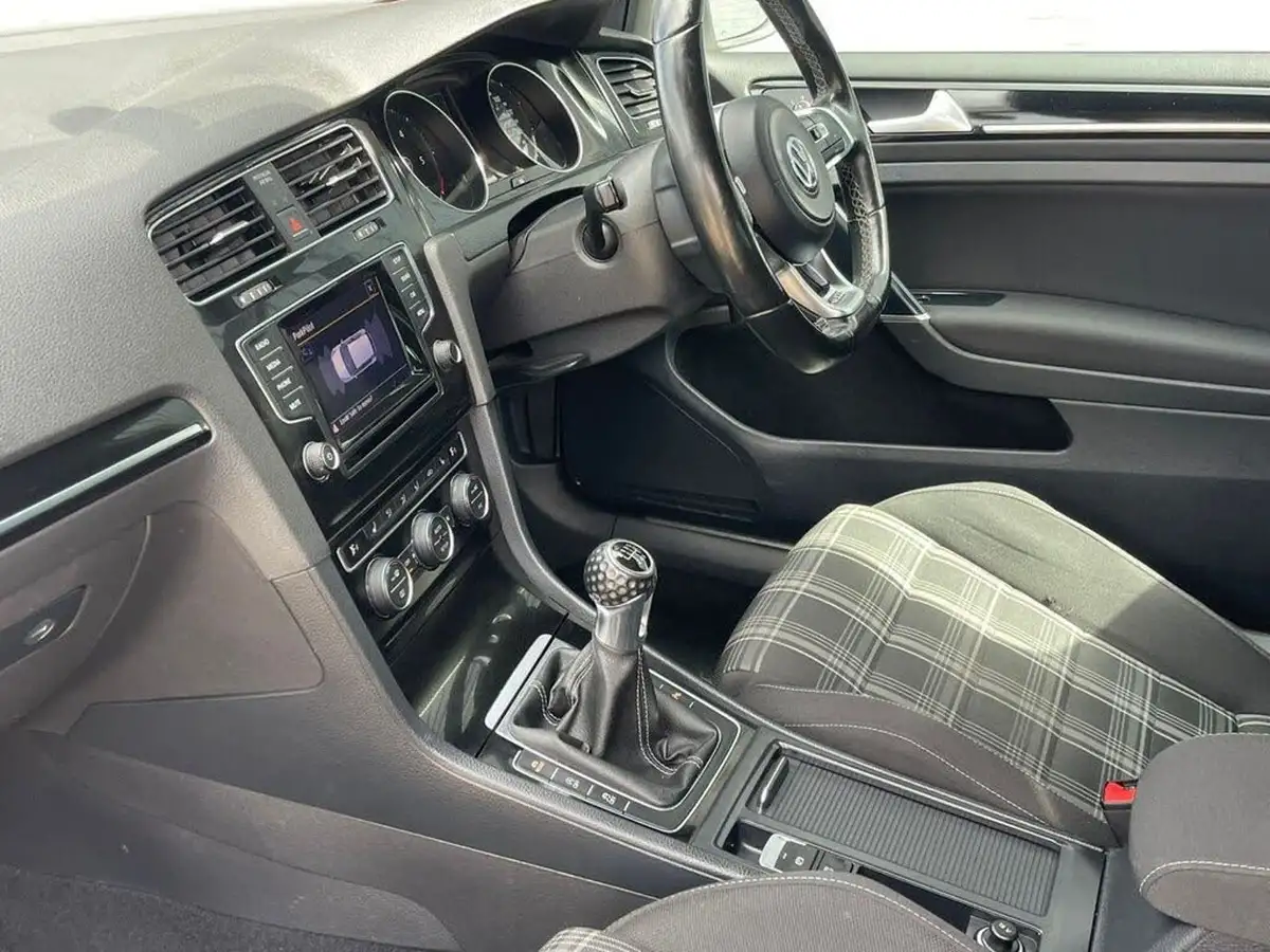2014-volkswagen-golf-20tdi-gtd-3d-big-39