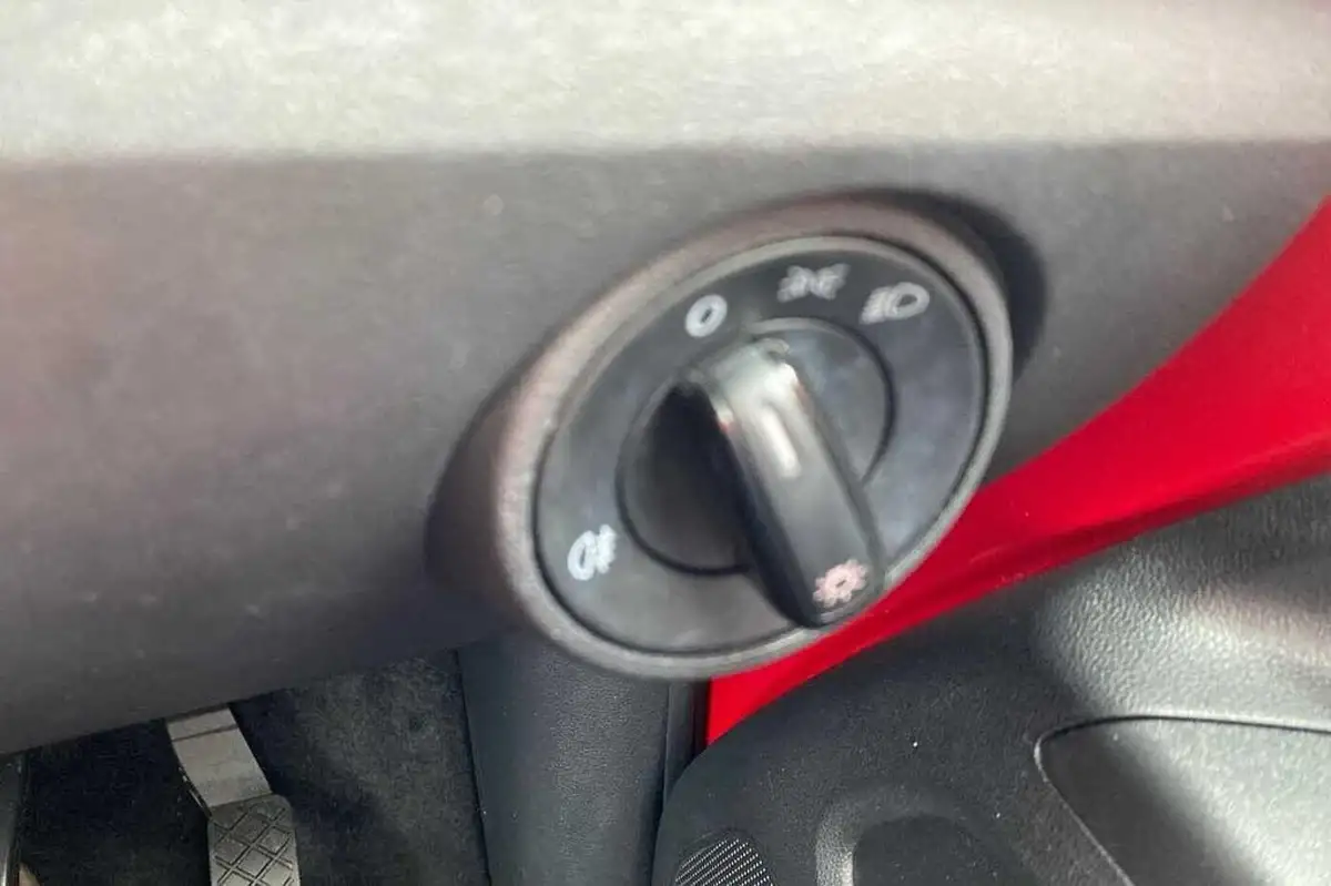 2018-volkswagen-up-10-move-up-5d-big-28